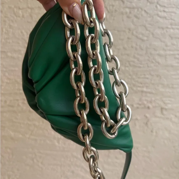 BOTTEGA VENETA
Green Leather Pouch Chain Belt Bag - Picture 2 of 11